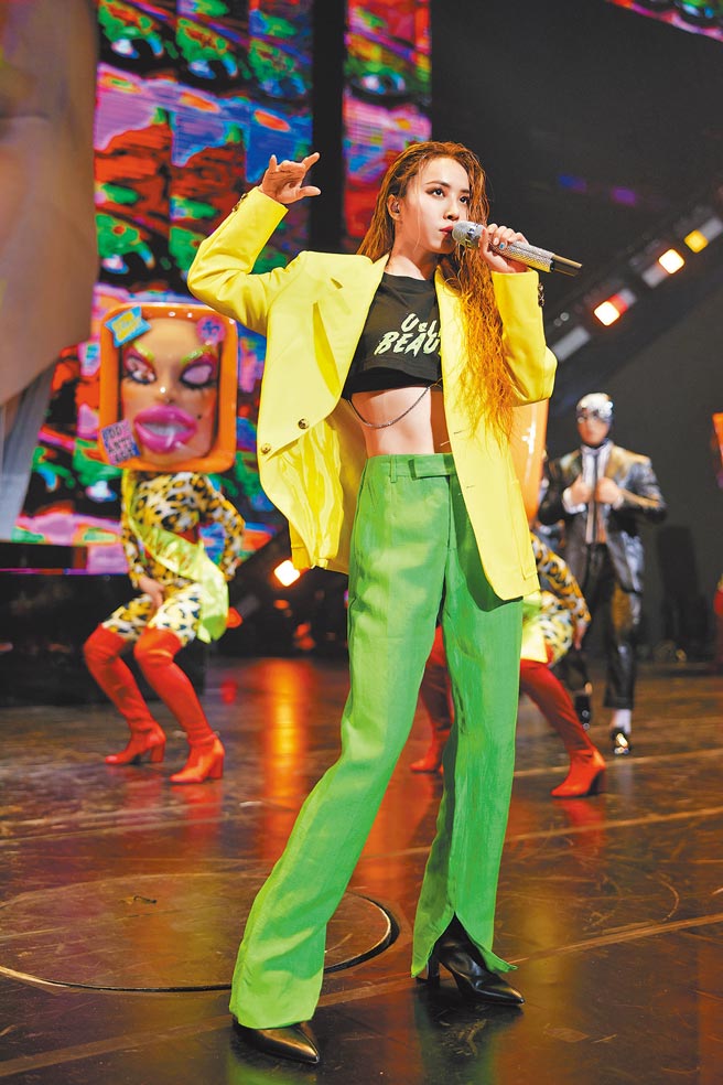 蔡依林帅穿Versace 2021春夏系列，以男装为底，带来的视觉感意外不错。（Versace提供）