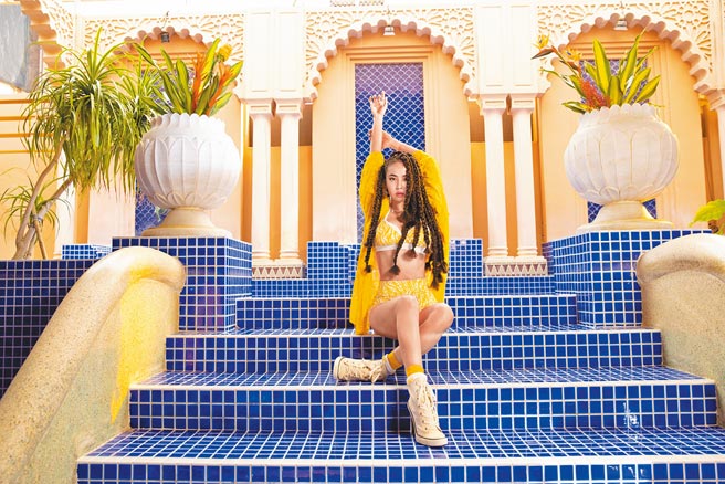 在新歌MV《Stars Align》时，她则穿上Fendi Vertigo，尽显好身材。（Fendi提供）