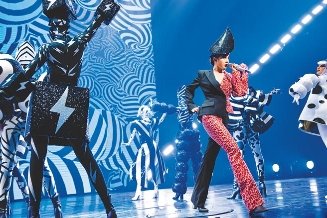 蔡依林穿上Moschino 2021早秋服装现身台北加演场。（蓝钟提供）