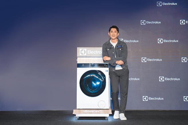 伊莱克斯代言人吴慷仁为伊莱克斯极净呵护系列滚筒洗衣机和洗脱烘衣机站台。（伊莱克斯提供）