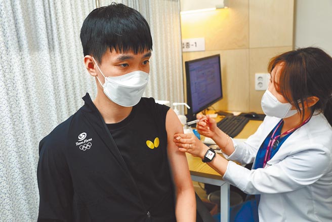 南韓東奧桌球國手李相秀在位於首爾的國立中央醫療院接種BNT新冠肺炎疫苗。（路透）