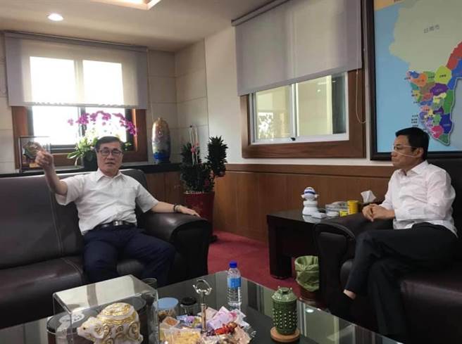 李四川曾赴许崑源议长室拜会。(图/摘自 李四川脸书)