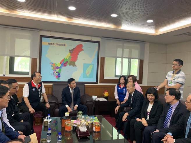 李四川曾赴许崑源议长室拜会。(图/摘自 李四川脸书)
