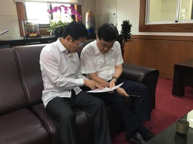 李四川曾赴许崑源议长室拜会。(图/摘自 李四川脸书)
