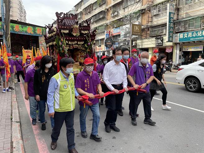 新北市副市長劉和然今前往土城區三元宮參拜，為媽祖扶轎起駕，為媽祖活動開啟序幕。（蔡雯如攝）