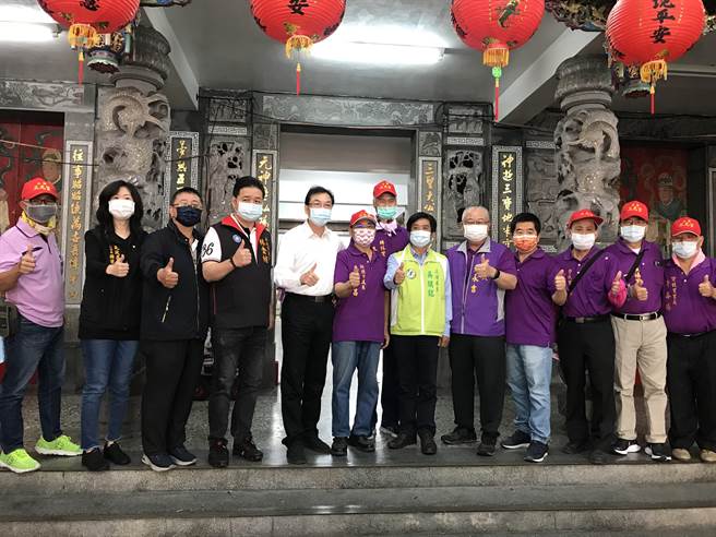 新北市副市長劉和然今前往土城區三元宮參拜，為媽祖扶轎起駕，為媽祖活動開啟序幕。（蔡雯如攝）