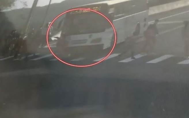 煞車失靈保護乘客往前開撞死高中女學生，網質疑公車司機：不能按喇叭？（圖／翻攝自畫面）
