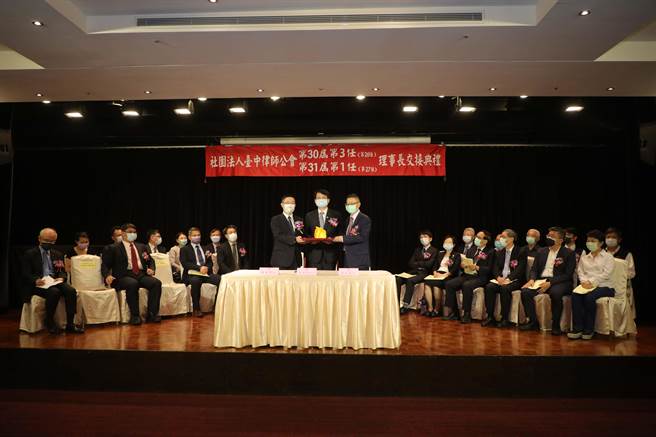 台中律師公會理事長交接，台中市長盧秀燕出席見證會務傳承，盼持續攜手服務民眾。（盧金足攝）