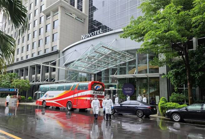 華航諾富特飯店日前清空，今傳出接送員工的遊覽車司機發燒。（陳麒全攝）
