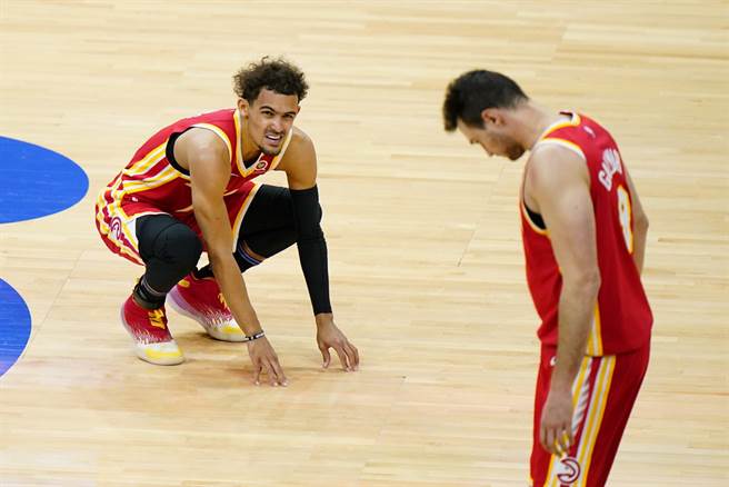 眼见场上局面逐渐失控，老鹰后卫崔杨只能蹲在场上看着队友。(美联社)