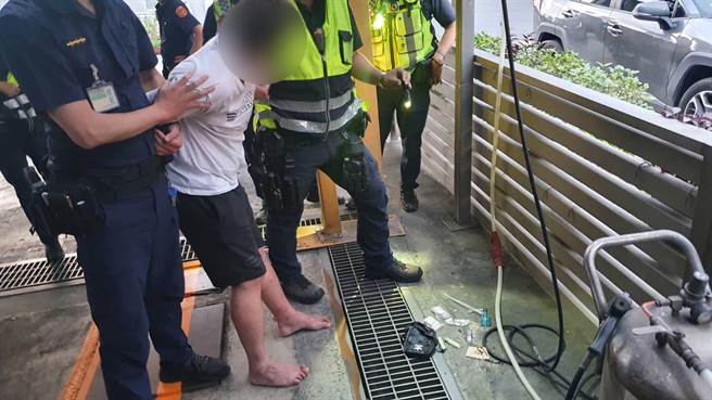 陳姓男子1日清晨向警方問路，他神色緊張，警方懷疑他吸毒，盤查後在他身上找到一些毒品。（翻攝照片／林瑞益高雄傳真）