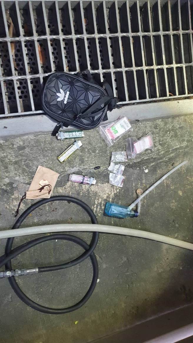 警方在陳男的側身包內發現一些毒品與夾鏈袋等證物。（翻攝照片／林瑞益高雄傳真）
