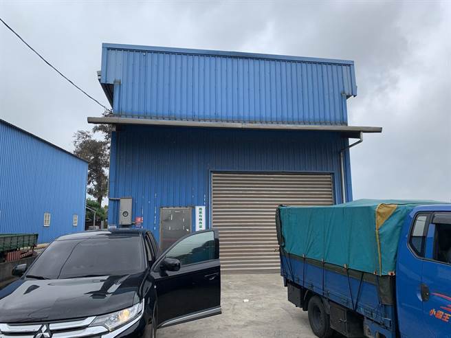 警方破獲藏身在鐵工廠的製毒工廠，查獲大批毒品原料。（翻攝照片／林郁平台北傳真）