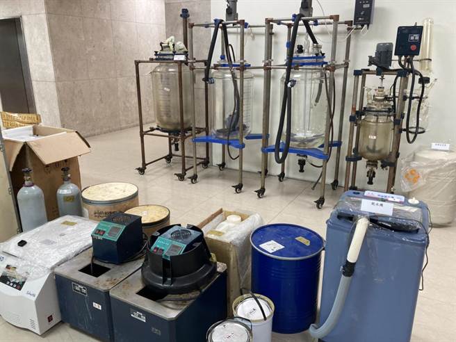 警方查扣大批製毒原料及設備工具等贓證物。（林郁平攝）