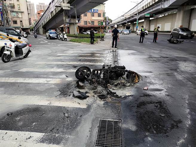 永和环河南路上午发生机车对撞车祸。（王扬杰翻摄）