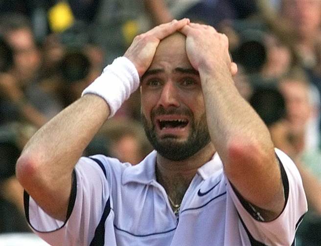 前球王阿格西是有名的回击高手，他会和棒球打者一样观察对手破绽。（美联社资料照）