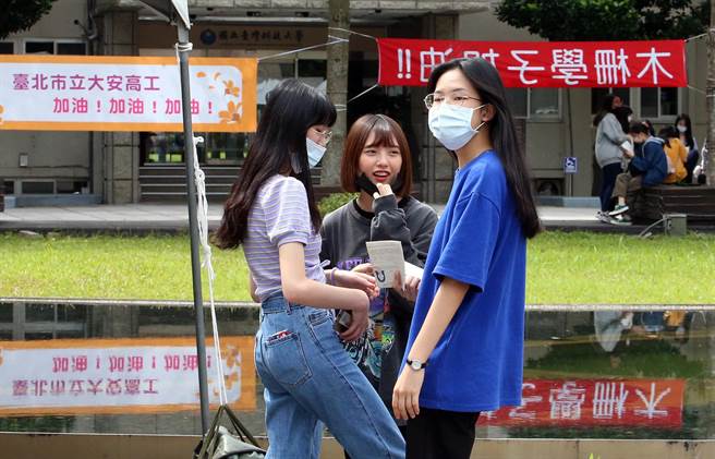 有考生将口罩拿下。（赵双杰摄）