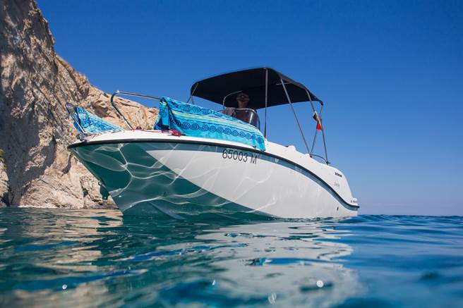 疫情趨緩休閒娛樂業復甦，帶動遊艇製造商業績長紅。（圖／shutterstock）