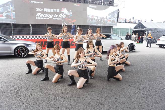 賽車女孩團體「浩星女孩」帶來令人血脈噴張的開場演出。（王文吉攝）