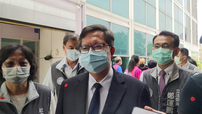 外傳諾富特國籍、外籍機師混住一起，桃園市長鄭文燦今天受訪，他說，機組員跟入境民眾管理規範不同，之前的錯誤不該發生，已請衛生局跟中央反映。（賴佑維攝）