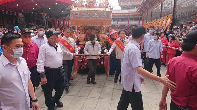 蔡英文總統（米白色夾克者）扶轎自廟殿走到門口牌樓。（程炳璋攝）