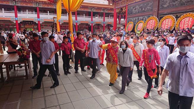 蔡英文總統（米白色夾克者）向蓄勢待發的媽祖神轎上香。（程炳璋攝）