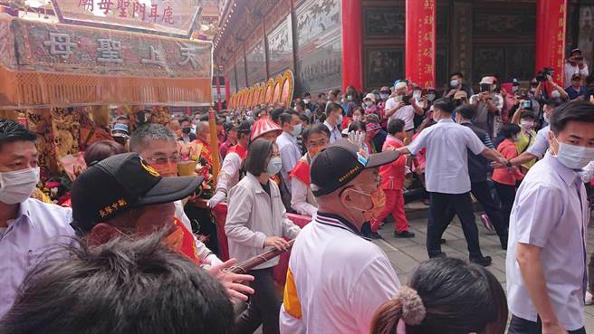蔡英文總統（米白色夾克者）在媽祖信徒夾道中扶轎走出大殿。（程炳璋攝）