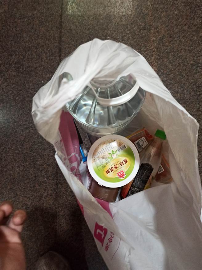 一名外送员提着零食与超大桶装水上四楼，客人却掏出上百枚硬币付款，让他忍不住爆气。（图／翻摄自爆怨2公社）