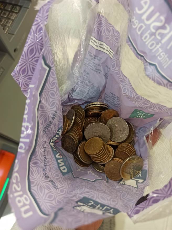 一名外送员提着零食与超大桶装水上四楼，客人却掏出上百枚硬币付款，让他忍不住爆气。（图／翻摄自爆怨2公社）