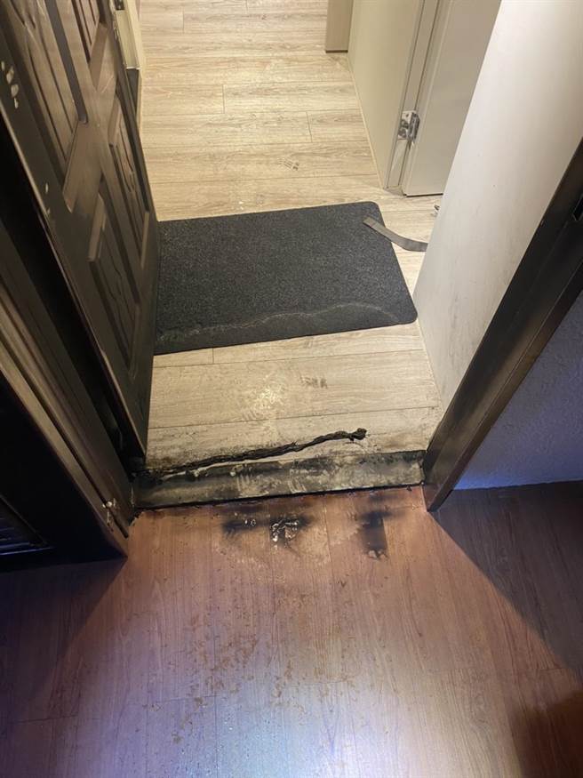 林森北路一户住处门口，凌晨遭人纵火，所幸迅速扑灭火势，未造成重大伤害。（翻摄照片／林郁平台北传真）