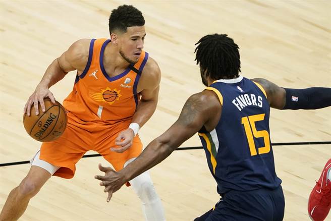 太阳后卫戴文布克(左)1日攻下全场最高31分。(美联社)