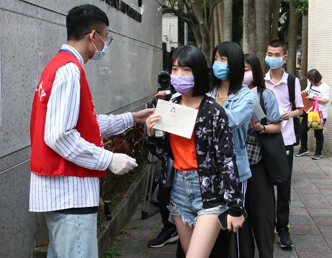 110學年度四技二專統一入學測驗今(1)日登場，計有8萬8310人報考，受到新冠肺炎疫情影響，考生必須配合量體溫、全程戴口罩入場。(趙雙傑攝)