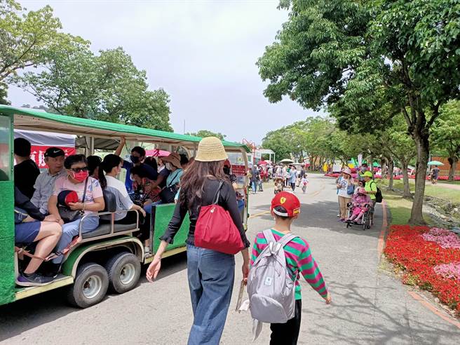 宜蘭綠博1日上午湧進了大批遊客。（胡健森攝）