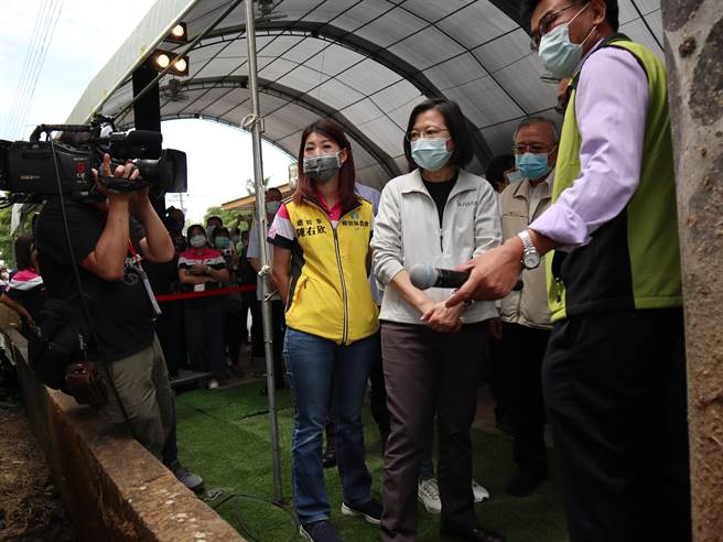 蔡英文總統（右二）1日到台南視察防疫情形。（張毓翎攝）