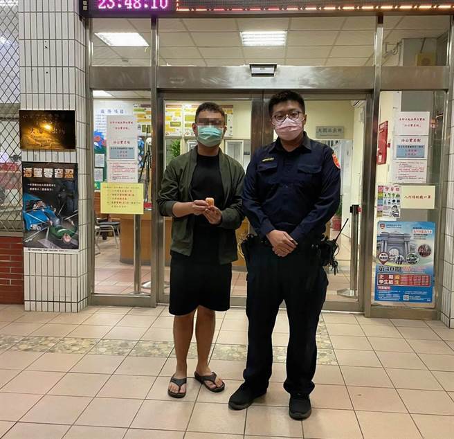 大園分局警員協助馬籍男子找回藍牙耳機。（大園分局提供）