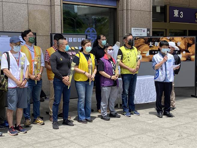 台湾铁路产业工会今在台北车站举行太鲁阁号事故追思会，罹难司机员家属透过公开信表达思念。（陈佑诚摄）