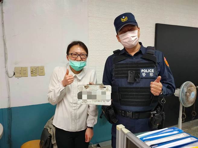 杨梅警方协助女子找回机车车牌。（杨梅分局提供）