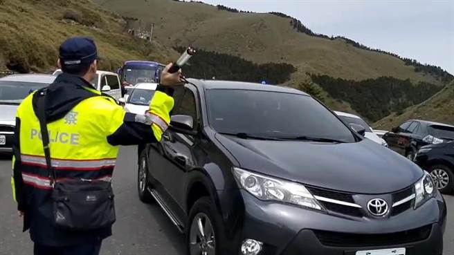 合欢群峰玉山杜鹃今年因提前盛开，满山遍野花团锦簇，吸引游人如织，合欢山公路车水马龙。（民眾提供／卢金足南投传真）