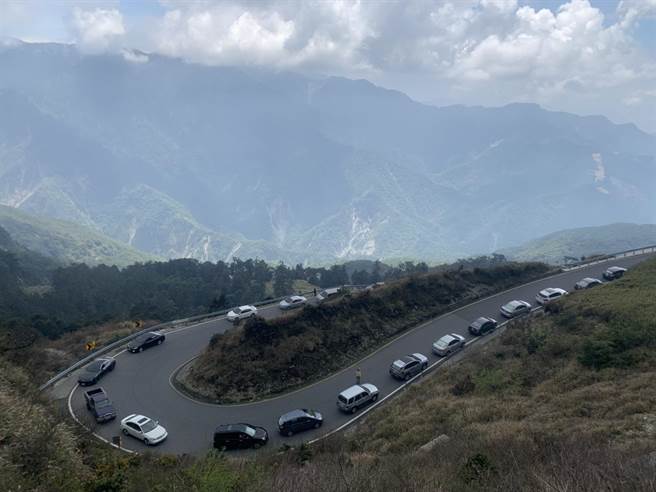 合欢山高山杜鹃日前已开始大量绽放，连日来吸引很多赏花人潮。（廖志晃摄）