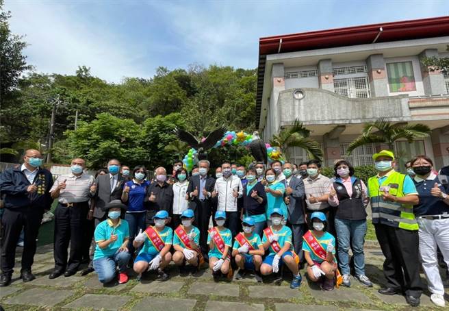 五股成州国小100年校庆　侯友宜揭幕2座校友致赠的「观鹰铜雕」（戴上容摄）