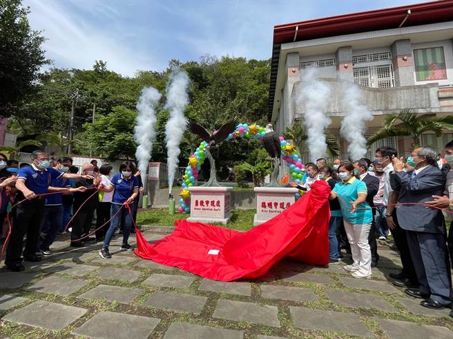 五股成州国小100年校庆　侯友宜揭幕2座校友致赠的「观鹰铜雕」（戴上容摄）