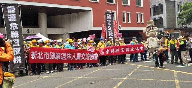 台湾「最后的矿工」，今天托着年迈、长期在矿坑内工作所留下的职业灾害与职业病身躯，重新戴上黄色安全帽求要保障。（林良齐摄）