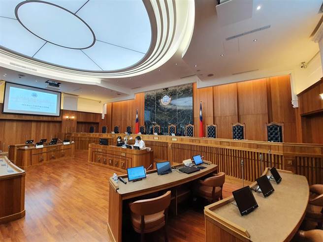 何姓民眾逆向行驶遭拦查，因未带证件、忘了身分证字号被带往派出所查证身分开单。士院认为，情况不符将人民带往勤务处所查证身分的规定，举发不符程序，判撤销罚单。可上诉。（图／中时资料库）