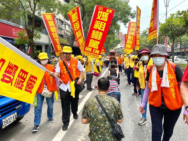 三峡兴隆宫睽违2年举行妈祖遶境，吸引数百民眾排队钻轿底。（三峡兴隆宫提供）