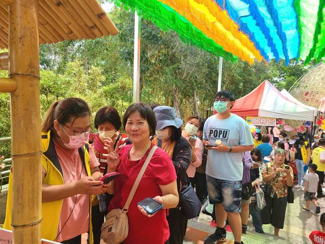 客家桐花祭-竹山镇桐竹乐悠閒活动，为了寓教于乐，活动关卡设计全都扣紧客家文化，获民眾热烈回响。（竹山镇公所提供／卢金足南投传真）