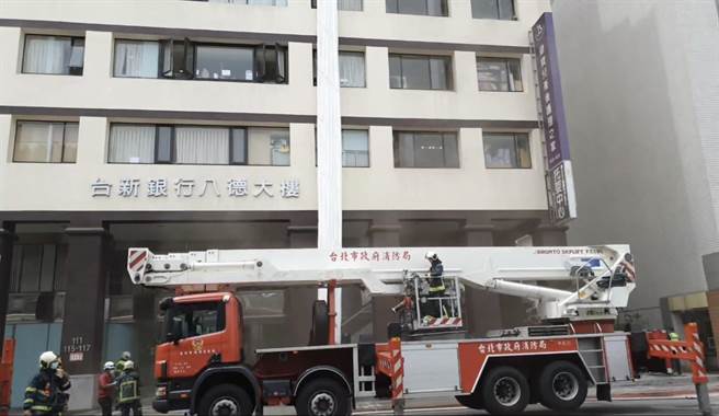 北市大楼地下室起火，楼上就是产后护理之家，所幸仅是虚惊一场。（翻摄照片／林郁平台北传真）