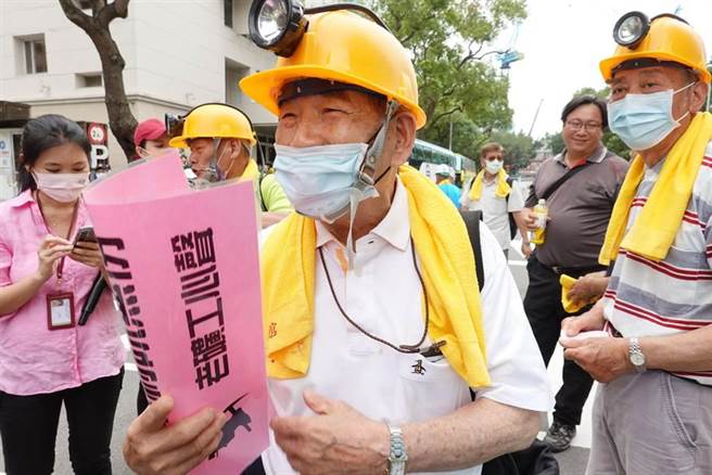 出席记者会的90岁矿工简松如（中）。（姚志平摄）
