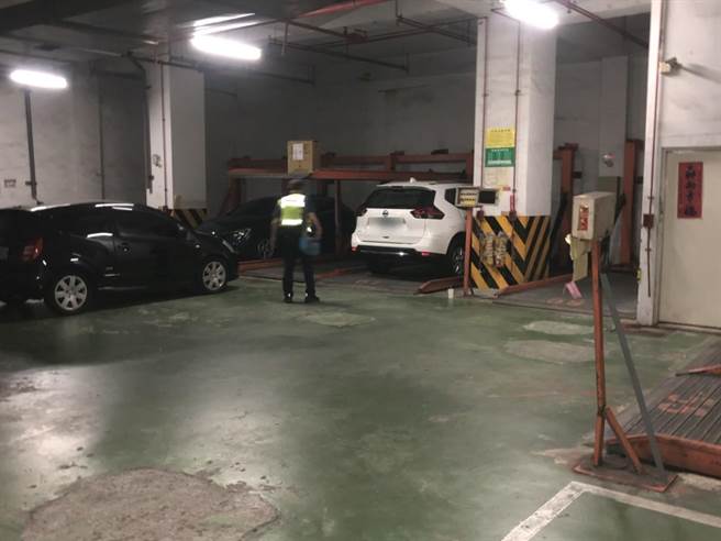 受傷的張姓男子疑因踩空，掉落停車場內機械停車位後方坑洞，警方獲報到場處理。(民眾提供／林欣儀台中傳真)