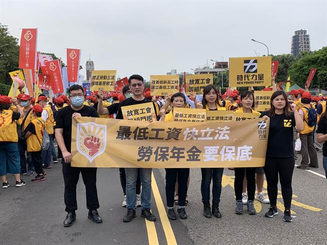 時代力量黨主席陳椒華今率領黨公職參加五一勞工大遊行，時力提出盡速修最低工資法及勞保年金要保底等兩訴求。（林縉明攝）