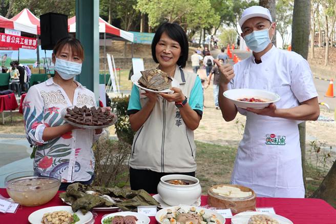 后壁区卡多良食故事馆观光工厂执行长吴翊榛（左）说，防疫期间，他们主打莲子美食的冷冻调理包。（张毓翎摄）